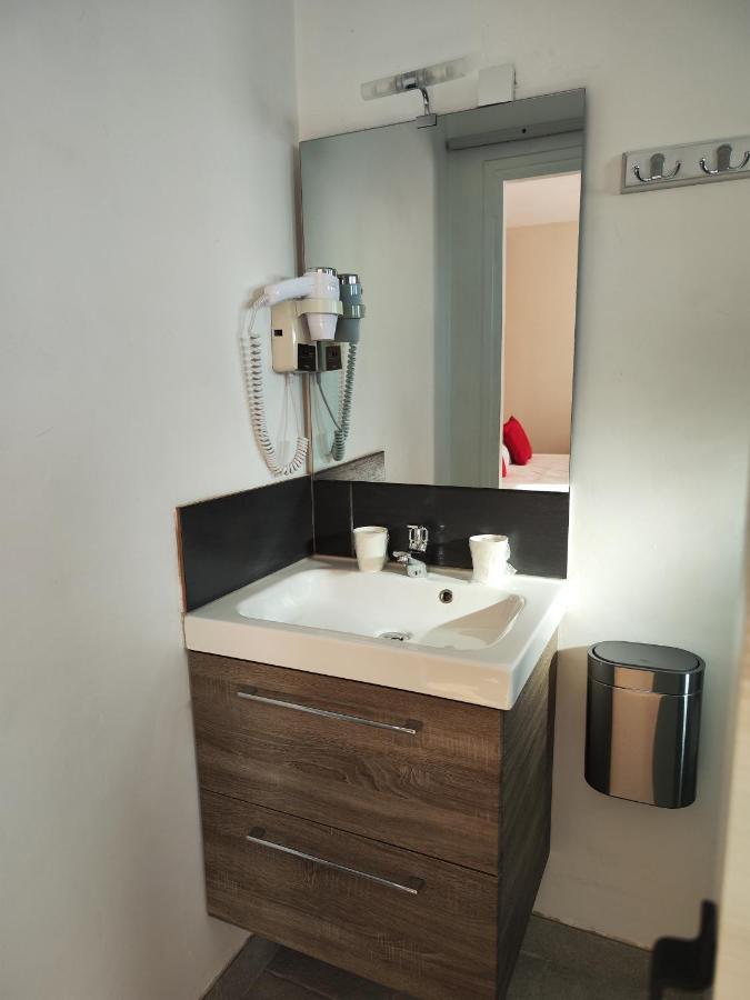 Le Sporting Hotel Beaumont-sur-Leze Екстериор снимка